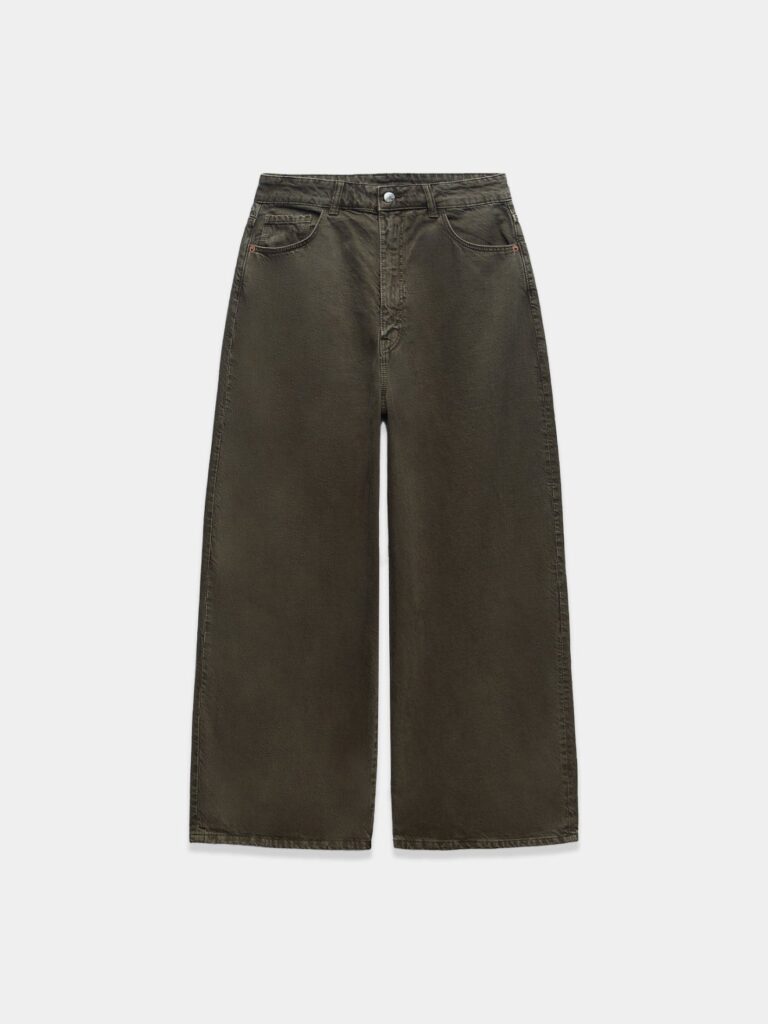 Jeans with a mid-rise baggy fit